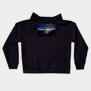 Biblical scene on the road to Delphi Kids Hoodie